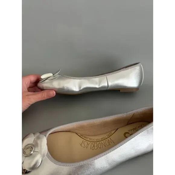 New Circus by Sam Edelman Silver Flats Size 7.5 - Picture 4 of 10